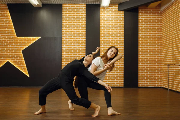 Dos Bailarinas Danza Contemporánea Posan Estudio Entrenamiento Bailarines Clase Danza — Foto de Stock