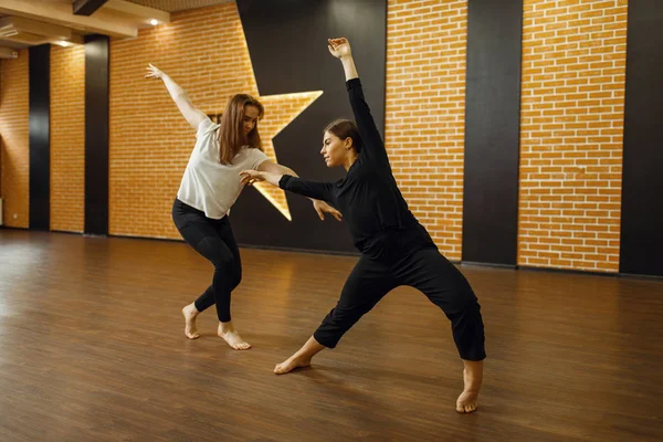 Two Female Contemporary Dance Performers Poses Studio Dancers Training Class — 스톡 사진