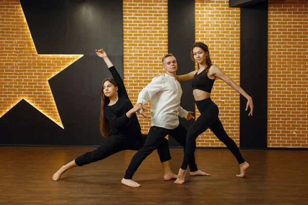 Artistas Danza Contemporánea Posando Estudio Entrenamiento Bailarines Clase Ballet Moderno — Foto de Stock