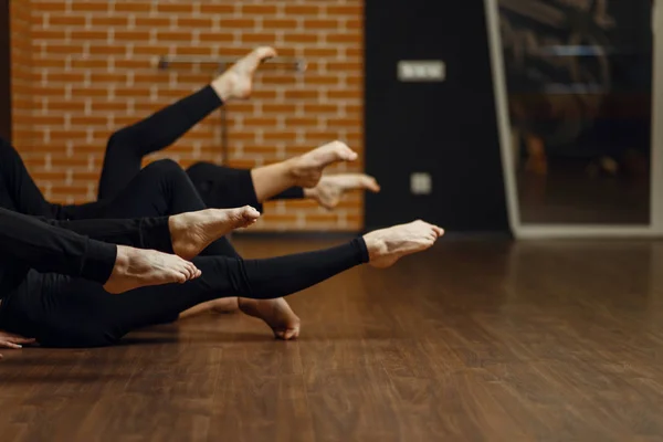 Современные Танцовщицы Гибкость Ног Упражнения Растяжку Женщины Студии Обучение Танцоров — стоковое фото