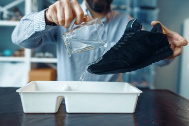 Ayakkabıcıda su direnci ve ayakkabı tamiri var mı diye kontrol et. Zanaatkarlık yeteneği, ayakkabı yapma atölyesi, usta çizmelerle çalışır, ayakkabı tamircisi.