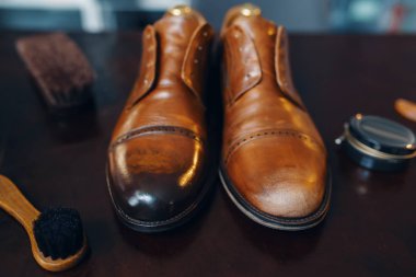 Ayakkabı tamiri konsepti, tamir edilmiş botlar, yakın çekim, ayakkabıcı işyeri, kimse yok. Ayakkabı yapma atölyesi, masada tamir edilmiş ayakkabılar, ayakkabı tamirciliği.