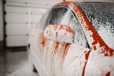 Köpüklü araç, araba yıkama servisi, kimse yok. Araba yıkama istasyonunda otomobil, araba yıkama işi konsepti