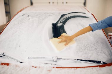 Süngerli kadın yıkama, araba ön camını silme, araba yıkama, araba yıkama, araba yıkama, araba yıkama...