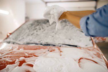 Süngerli kadın yıkama süngeri köpük, araba yıkama aracı, araba yıkama istasyonu, araba yıkama işi.