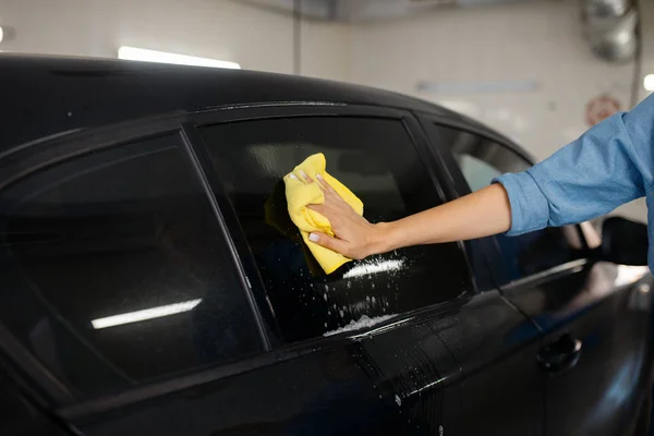 Lavadora Femenina Con Esponja Limpia Vidrio Del Automóvil Lavado Coches —  Fotos de Stock