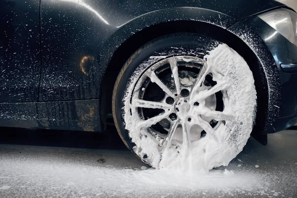Female Washer Applies Foam Wheel Car Wash Woman Cleans Vehicle — Stock Photo, Image