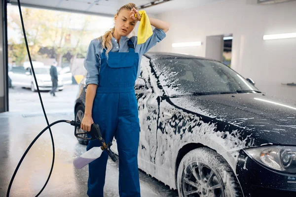 Moe Vrouwelijke Wasmachine Uniform Met Schuimpistool Handen Carwash Vrouw Wast — Stockfoto