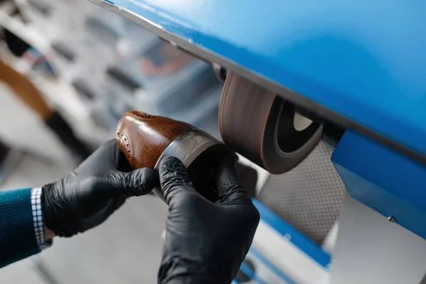 Zapatero Procesa Zapato Máquina Esmeril Reparación Calzado Habilidad Del Artesano —  Fotos de Stock