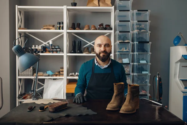 Zapatero Arreglar Zapato Reparación Calzado Habilidad Artesanal Taller Calzado Obras —  Fotos de Stock