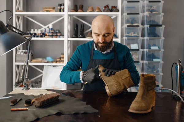Zapatero Arreglar Zapato Reparación Calzado Habilidad Artesanal Taller Calzado Obras —  Fotos de Stock