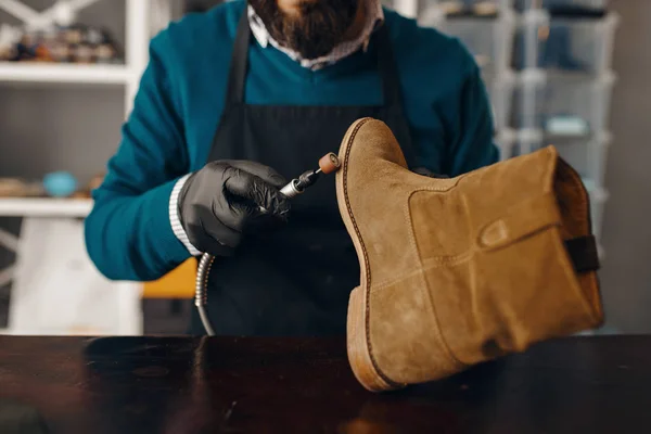 Shoemaker Affila Suola Della Scarpa Servizio Riparazione Delle Calzature Artigiano — Foto Stock