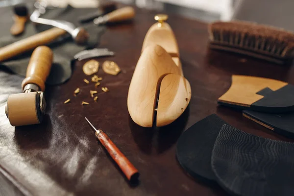 Outils Cordonnier Service Réparation Chaussures Personne Atelier Fabrication Chaussures Équipement — Photo