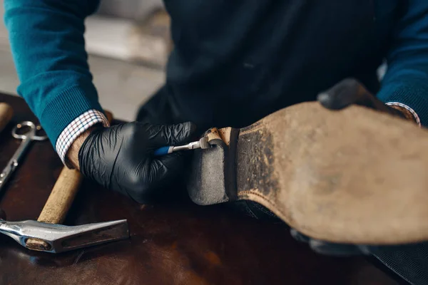 Bootmaker Reparatur Des Schuhs Schuhreparaturservice Handwerkliches Geschick Schuhmacherwerkstatt Meisterarbeit Mit — Stockfoto