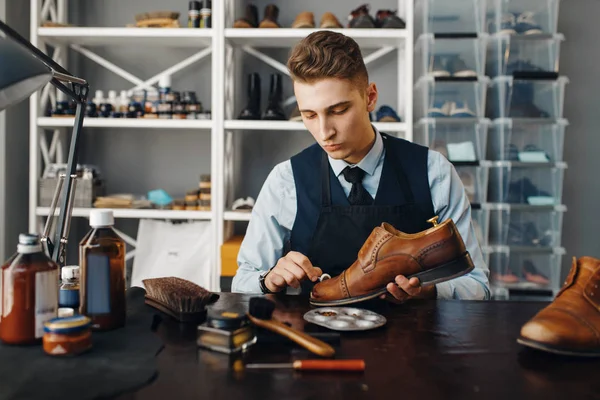 Shoemaker Polishes Shoe Footwear Repair Service Craftsman Skill Shoemaking Workshop — Stock Photo, Image