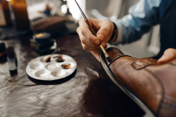 Sapateiro Com Pincel Tintas Sapatos Serviço Reparação Calçado Habilidade Artesão — Fotografia de Stock