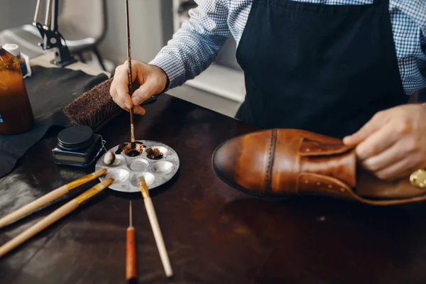 Bootmaker Brush Tints Shoes Footwear Repair Service Craftsman Skill Shoemaking — Stock Photo, Image