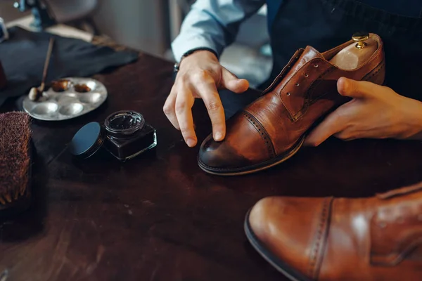 Sapateiro Aplica Polonês Sapato Preto Serviço Reparação Calçado Habilidade Artesão — Fotografia de Stock
