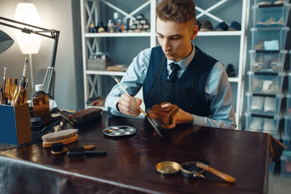 Schuhmacher Wischt Schwarze Schuhcreme Schuhreparaturservice Handwerkliches Geschick Schuhmacherwerkstatt Meisterarbeit Mit — Stockfoto