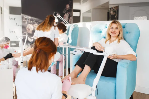 Dos Mujeres Procedimiento Pedicura Salón Belleza Esteticistas Profesionales Clientes Femeninos — Foto de Stock