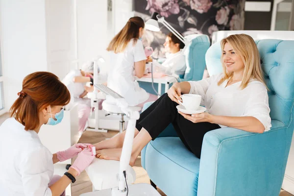 Due Donne Procedura Pedicure Salone Bellezza Estetiste Clienti Professionali Cura — Foto Stock