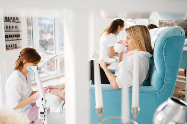 Dos Mujeres Procedimiento Pedicura Salón Belleza Esteticistas Profesionales Clientes Femeninos —  Fotos de Stock