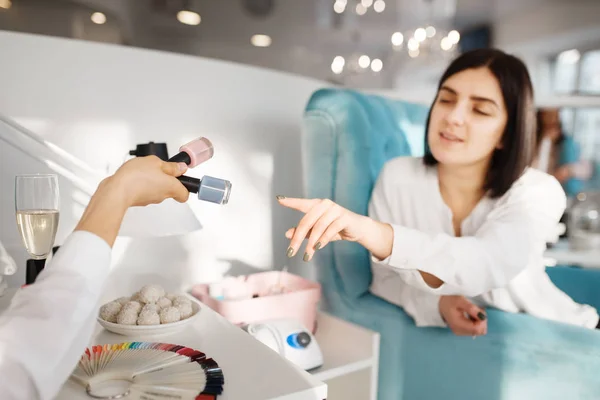 Woman Choosing Nail Varnish Beauty Salon Manicure Pedicure Procedure Professional — Stock Photo, Image
