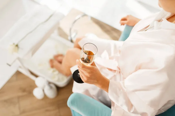 女人用脚浴喝香槟美容院 温泉疗养院的专业美容师服务 女性顾客 皮肤及身体护理 — 图库照片