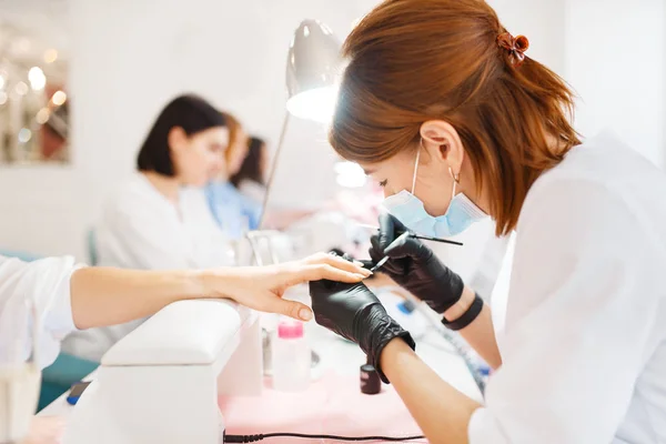 Groep Vrouwen Ontspannen Manicure Procedure Schoonheidssalon Professionele Schoonheidsspecialiste Vrouwelijke Klanten — Stockfoto