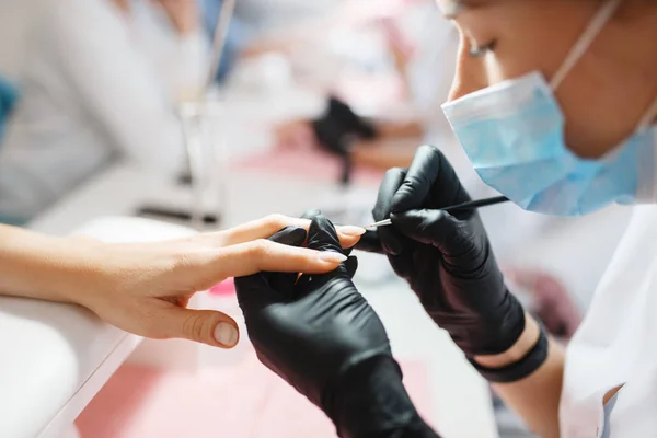 Master Rękawiczkach Pracuje Paznokciami Zabieg Manicure Salonie Piękności Profesjonalny Kosmetyk — Zdjęcie stockowe