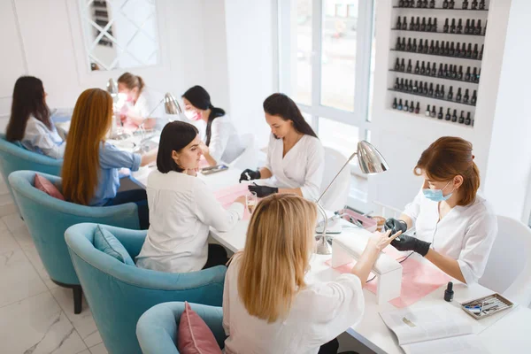 Groep Vriendinnen Ontspannen Manicure Procedure Schoonheidssalon Professionele Schoonheidsspecialiste Vrouwelijke Klanten — Stockfoto