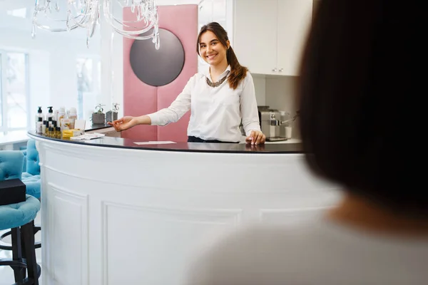 Kvinnlig Administratör Skönhetssalong Bakom Receptionen Professionell Kosmetolog Spa Studio Service — Stockfoto