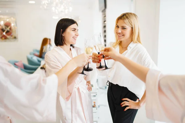 Egy Csapat Boldog Barátnő Koccint Szépségszalonban Professzionális Kozmetikus Szolgálat Női — Stock Fotó