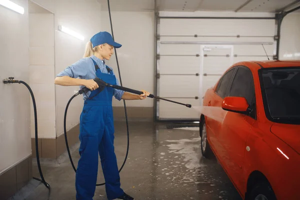 Waschfrau Uniform Reinigt Das Auto Mit Hochdruckpistole Der Hand Autowaschanlage — Stockfoto