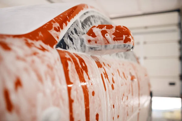 Αυτοκίνητο Αφρό Πλυντήριο Αυτοκινήτων Κανείς Αυτοκίνητο Στο Σταθμό Πλυντηρίων Αυτοκινήτων — Φωτογραφία Αρχείου