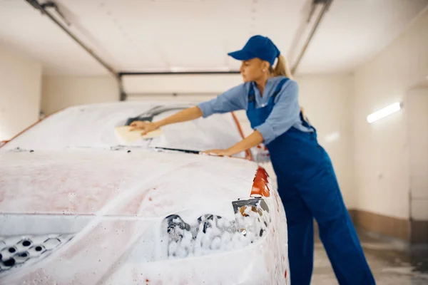 Mulher Lava Com Esponja Limpa Pára Brisas Automóvel Lavagem Carros — Fotografia de Stock