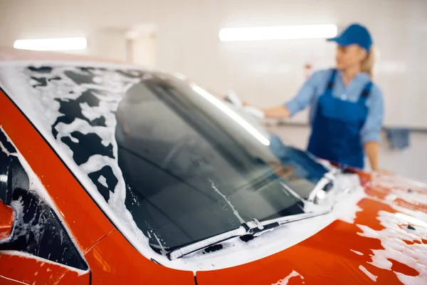 Lavadora Femenina Con Esponja Limpia Parabrisas Del Automóvil Lavado Autos —  Fotos de Stock