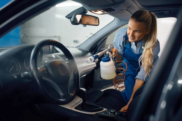 Weibliche Waschmaschine Reinigt Autoinnenraum Autowaschanlage Frau Wäscht Fahrzeug Waschanlage Autowaschanlage — Stockfoto