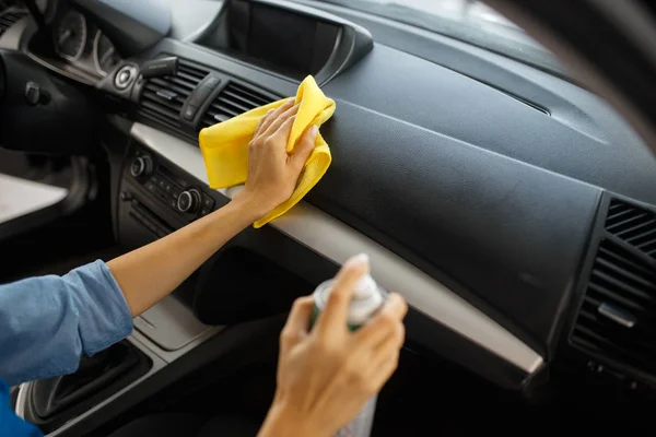 Lavadora Femenina Con Spray Polaco Limpia Interior Del Automóvil Servicio —  Fotos de Stock