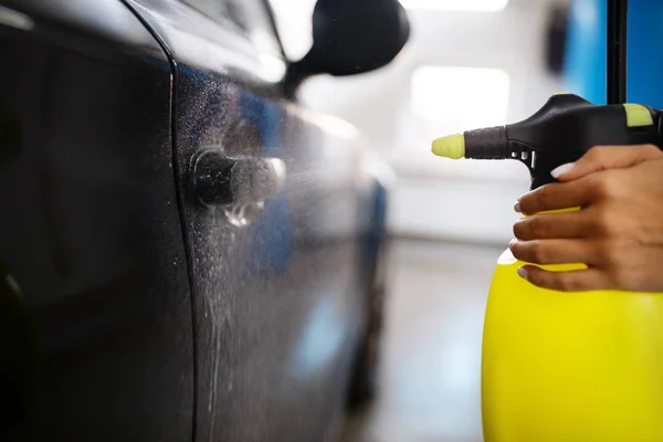 Kobieta Spryskiwacz Sprayem Woskowym Czyści Samochód Woskowanie Myjni Samochodowej Kobieta — Zdjęcie stockowe