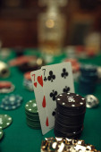 Poker koncept, karty a žetony na herním stole detailní up, whisky a doutník v kasinu, nikdo. Hazardní hry. Hazardní hry