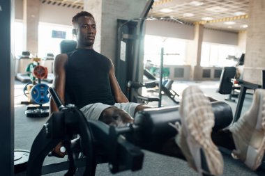 Spor giyim bölümünde spor salonunda spor salonunda kaslı bir sporcu. Spor kulübünde egzersiz, sağlıklı bir yaşam tarzı.
