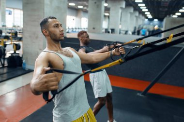 Spor giyim bölümünde iki sporcu spor salonunda antrenman yapıyor. Spor kulübünde antrenman, sağlıklı yaşam tarzı, fitness