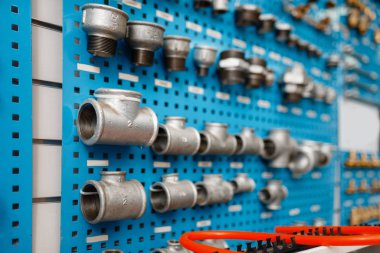 Su vanaları ve boru adaptörleri vitrinde, tesisatçı dükkanında. Profesyonel hijyen mühendisliği atölyesi, hiç kimse, modern tesisat teknolojisi.