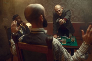 Silahlı bir poker oyuncusu kazancı almak istiyor. Kumarhanedeki rakipleriyle hesaplaşma, risk. Şans oyunları bağımlılığı. Kumarhanede viski ve puro içen adamlar.
