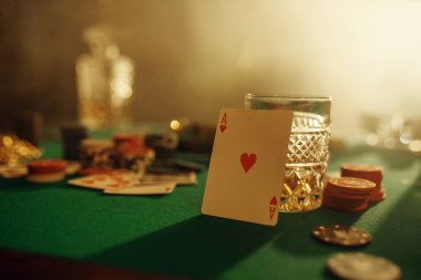Poker konsepti, kumar masasında as, kumarhanede viski ve puro, hiç kimse. Şans oyunları işte. Kumarhane işi.