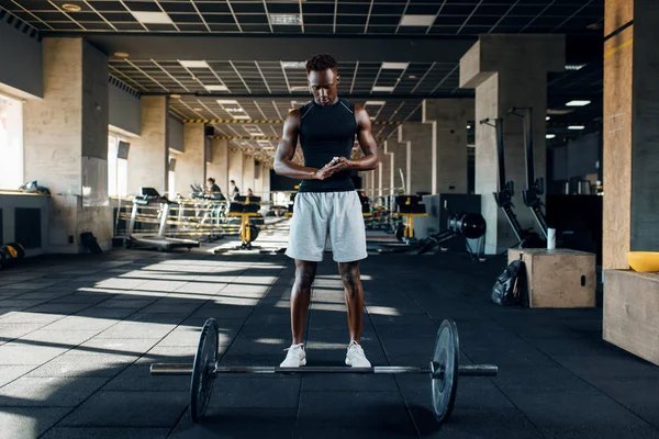 身穿运动服的肌肉运动员准备在体育馆锻炼时带着杠铃进行运动 在体育俱乐部锻炼 健康的生活方式 — 图库照片