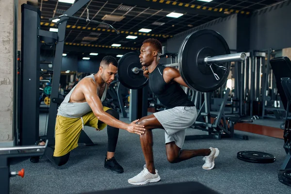 肌肉男和他的教练 运动时 带着杠铃在体育馆里训练 在体育俱乐部锻炼 健康的生活方式 — 图库照片