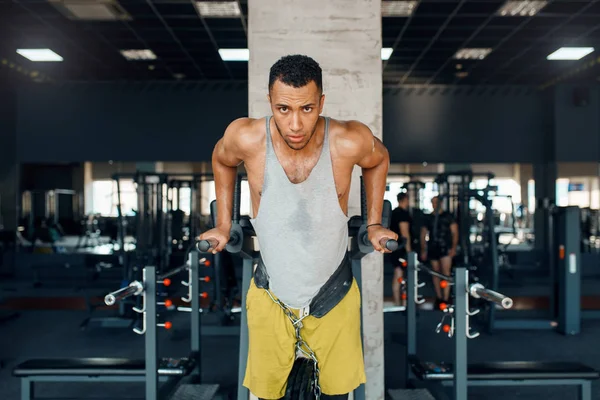 Muskulöser Athlet Sportbekleidung Der Liegestütze Auf Dem Unebenen Barren Beim — Stockfoto