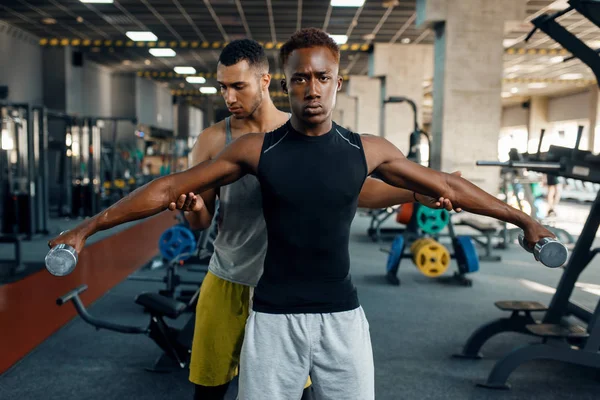 Двоє Спортсменів Займаються Фізичними Вправами Гантелями Тренуваннях Спортзалі Вмістити Тренування — стокове фото
